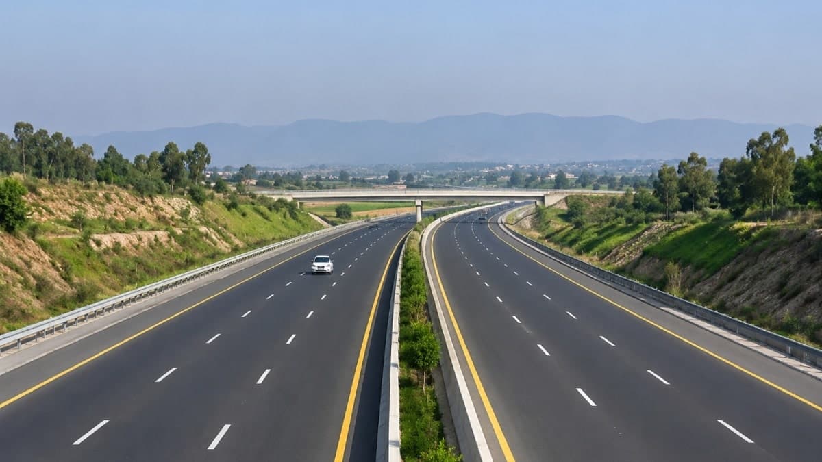Abdul Aleem Khan orders National Highway Authority to clear land encroachments