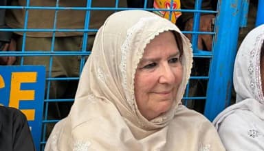 FILE – Noreen Niazi, sister of Pakistan Tehreek-e-Insaf founder Imran Khan, is pictured during a sit-in near Adiala Jail, Rawalpindi.