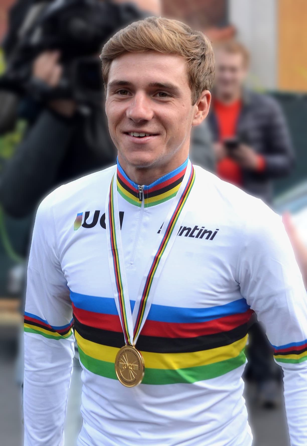 FILE – Remco Evenepoel avec son maillot de Champion du Monde au café des supporters (In De Rustberg) à Schepdael, 28 September 2022