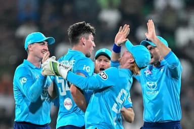 Sri Lanka reaches ODI tri-series final after beating England