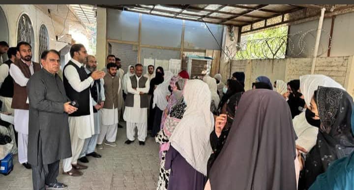 Polio officials review vaccination activities at field sites