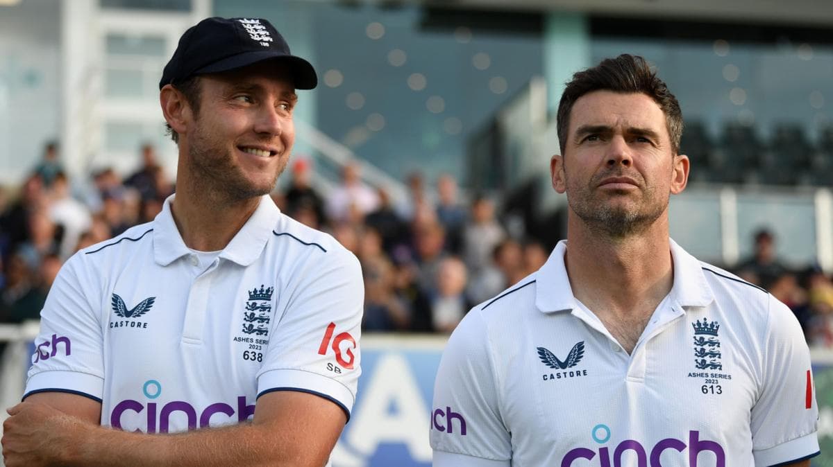 Image caption, Stuart Broad (left) and James Anderson (right) led England's bowling attack together for a generation until the former retired at the end of the 2023 Ashes