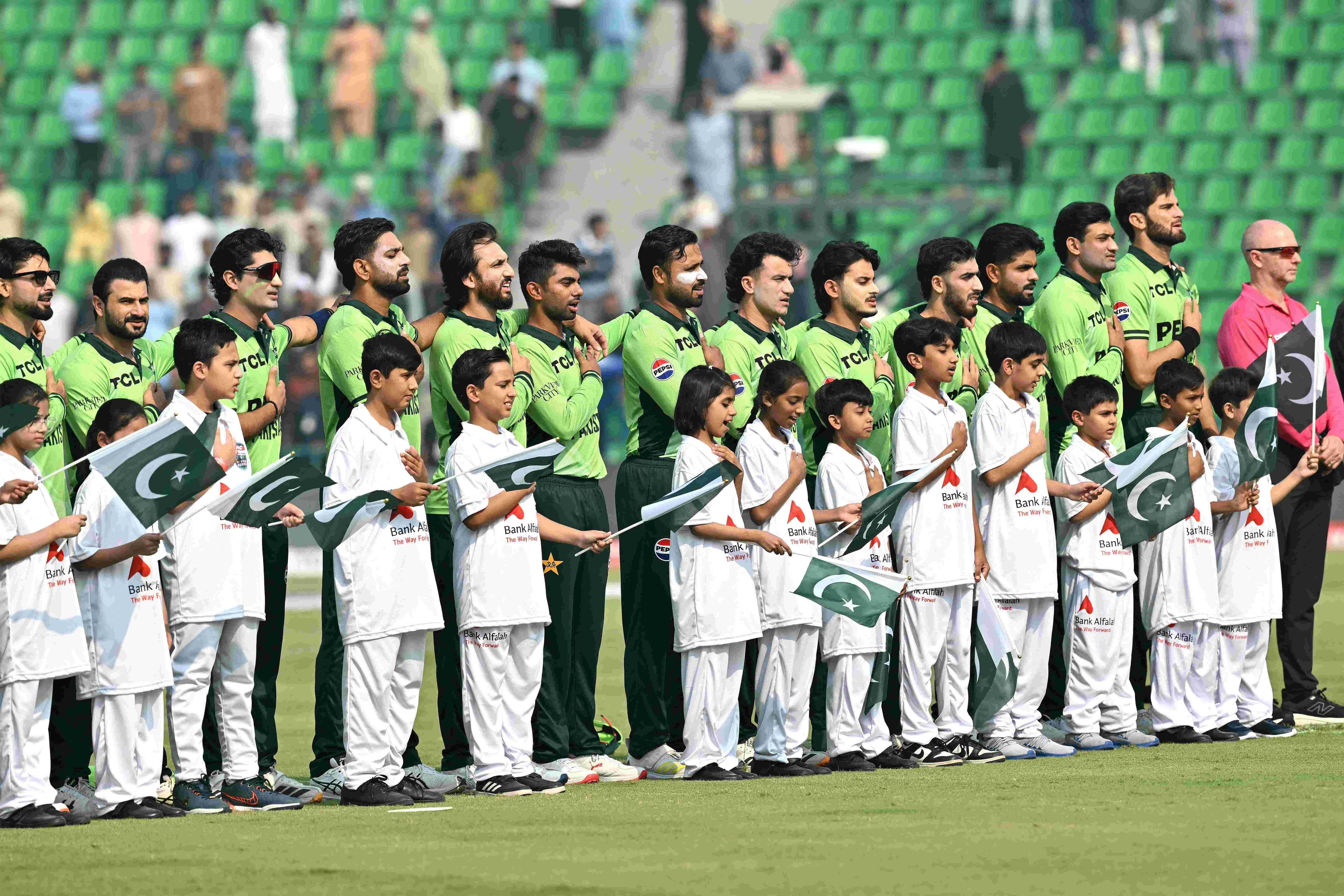 Pakistan wins toss and chooses to bowl first in ODI tri-series final