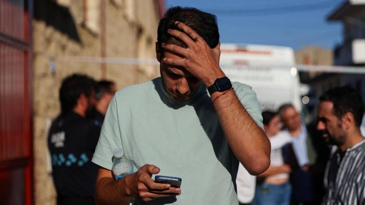 Figure caption, Watch: 'Chaotic scenes' at site of Spain's deadly train crash