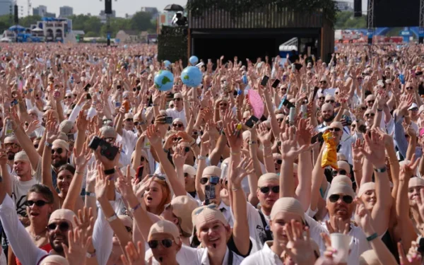 Pitbull and fans break Guinness World Record with ‘largest gathering of bald caps’