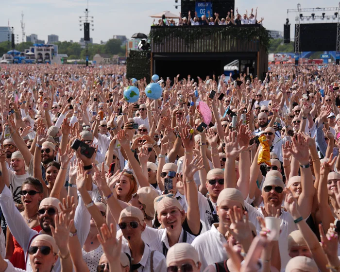Pitbull and fans break Guinness World Record with ‘largest gathering of bald caps’ Pitbull and fans break Guinness World Record with ‘largest gathering of bald caps’