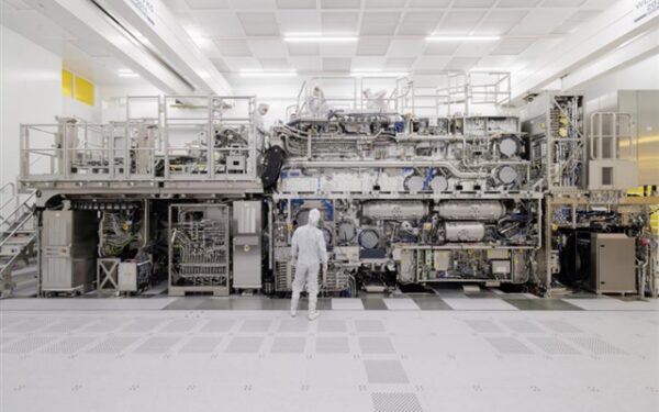 ASML raises 2026 sales outlook due to AI-driven chip demand