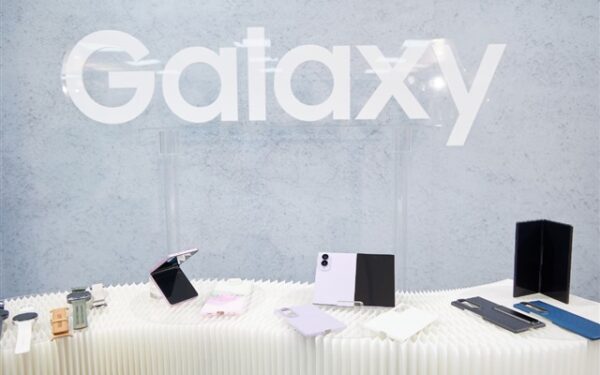 Samsung Launches Wide-Screen Fold8 in Major Smartphone Update