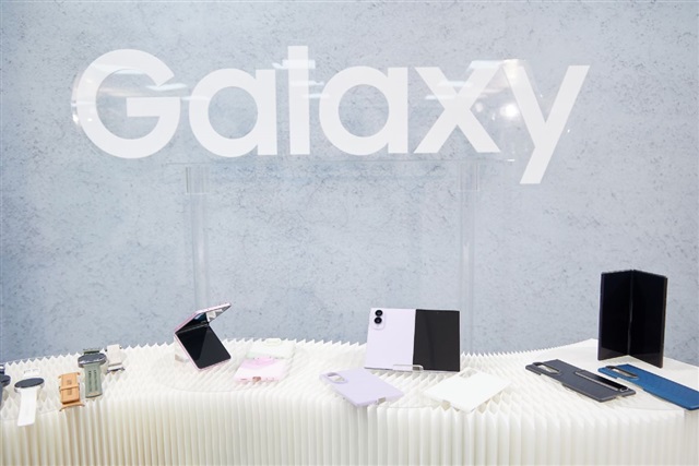 Samsung Launches Wide-Screen Fold8 in Major Smartphone Update