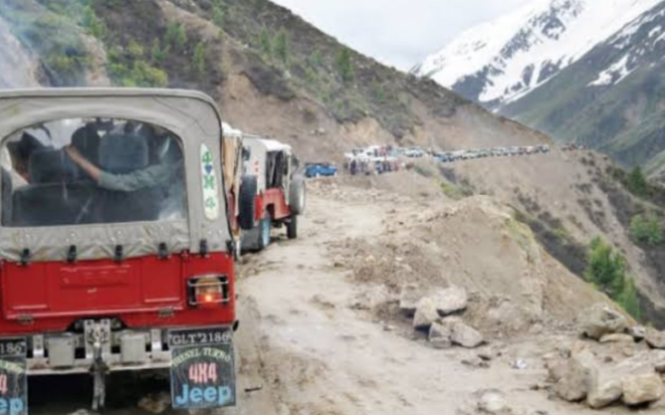 Lake Saif-ul-Malook road closed due to heavy rains and landslides Lake Saif-ul-Malook road closed due to heavy rains and landslides