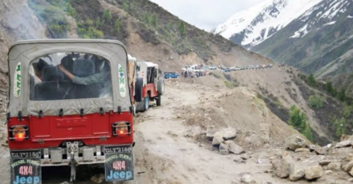 Lake Saif-ul-Malook road closed due to heavy rains and landslides