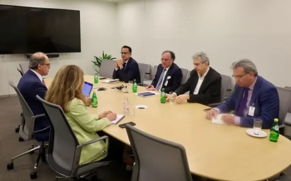 Finance Minister Reviews Pakistan’s Economic Performance with IMF Officials Finance Minister Reviews Pakistan’s Economic Performance with IMF Officials