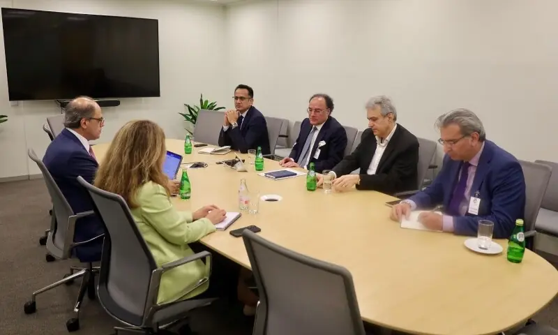 Finance Minister Reviews Pakistan’s Economic Performance with IMF Officials Finance Minister Reviews Pakistan’s Economic Performance with IMF Officials