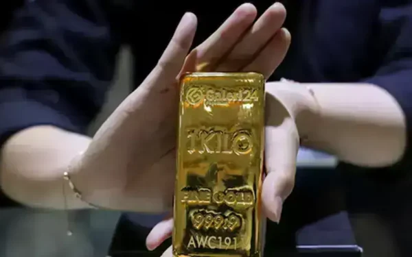 Gold prices fall as oil surges amid Strait of Hormuz tensions Gold prices fall as oil surges amid Strait of Hormuz tensions
