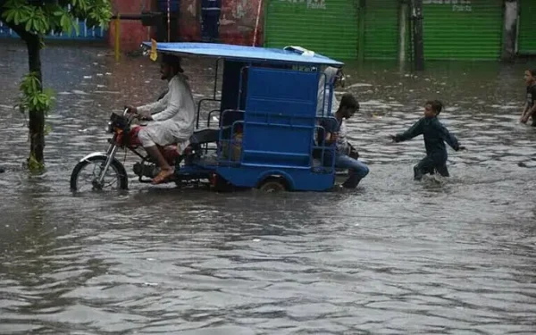 Heavy monsoon rains disrupt Lahore traffic and daily life Heavy monsoon rains disrupt Lahore traffic and daily life