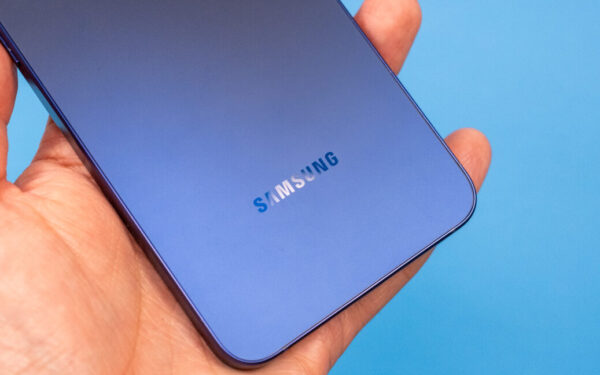 Apple and Samsung Gain as Smartphone Shipments Plunge Due to Memory Shortage Apple and Samsung Gain as Smartphone Shipments Plunge Due to Memory Shortage