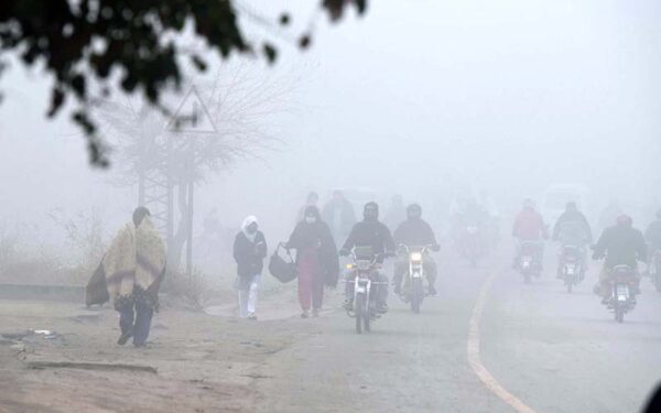 Dense Fog Disrupts Traffic in Murree; DPO Urges Caution Dense Fog Disrupts Traffic in Murree; DPO Urges Caution