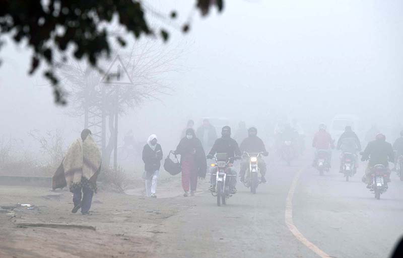 Dense Fog Disrupts Traffic in Murree; DPO Urges Caution Dense Fog Disrupts Traffic in Murree; DPO Urges Caution