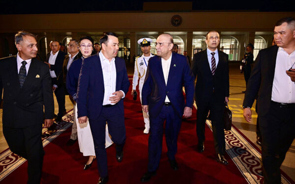 President Zardari Returns to Pakistan After Kyrgyz Republic Visit President Zardari Returns to Pakistan After Kyrgyz Republic Visit