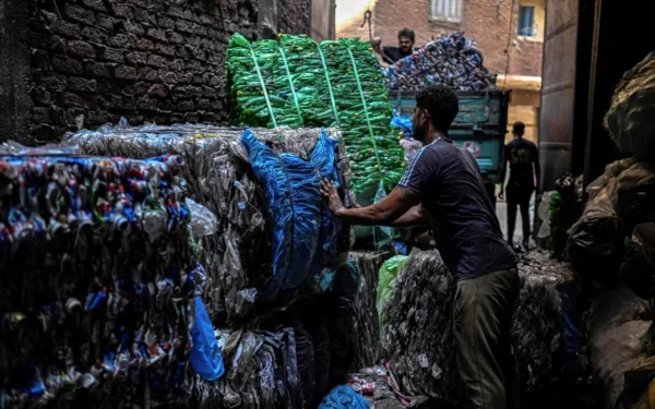 Egypt’s Garbage City Recyclers Benefit from Iran War-Driven Plastic Shortfall