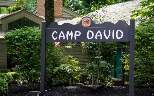 Trump to Hold Cabinet Meeting at Camp David Amid Iran Conflict
