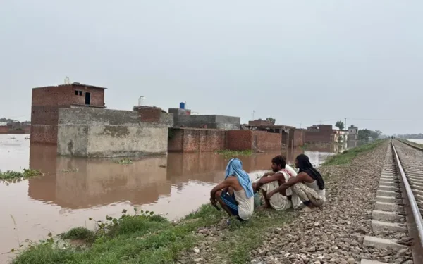 Flood victims return to waist-deep water in Ferozwala