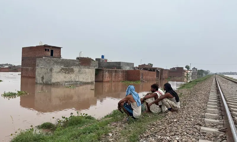 Flood victims return to waist-deep water in Ferozwala Flood victims return to waist-deep water in Ferozwala