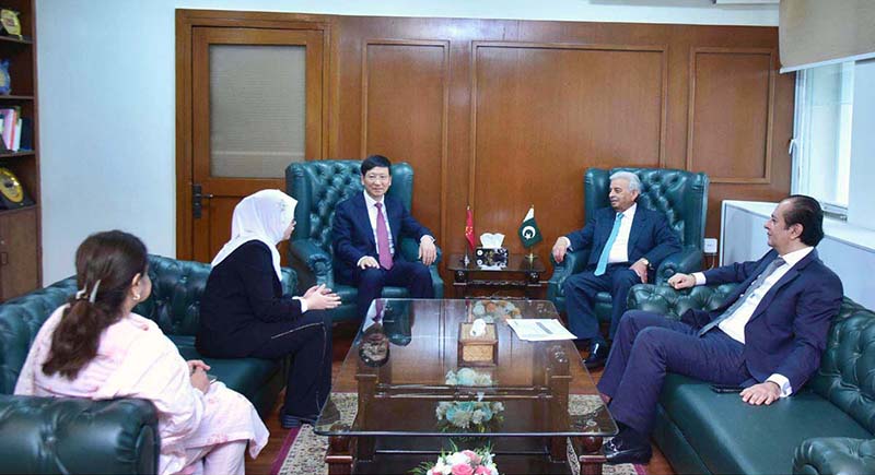 Federal Minister Discusses Agricultural Modernization with FAMSUN Group