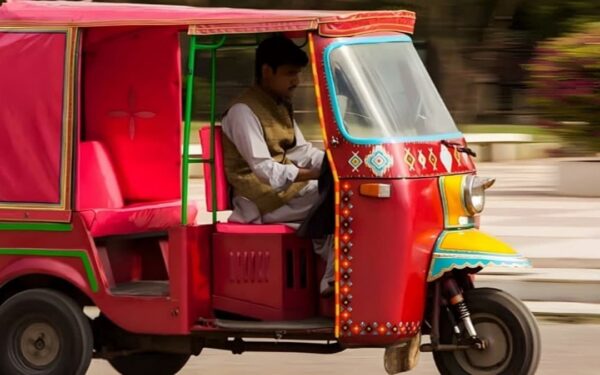 Karachi Traffic Police Introduce New Rickshaw Regulations Karachi Traffic Police Introduce New Rickshaw Regulations