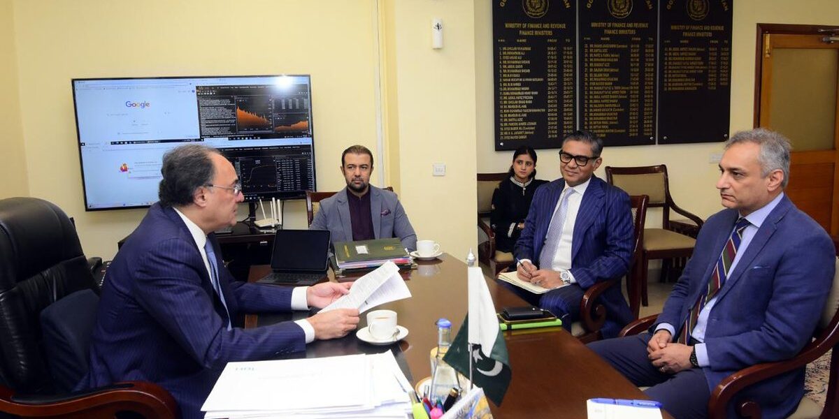 Pakistan's High Commissioner to UK Meets Finance Minister to Boost Economic Cooperation Pakistan's High Commissioner to UK Meets Finance Minister to Boost Economic Cooperation