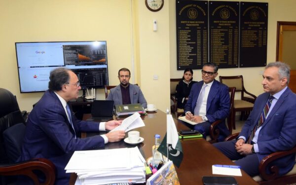 Pakistan's High Commissioner to UK Meets Finance Minister to Boost Economic Cooperation Pakistan's High Commissioner to UK Meets Finance Minister to Boost Economic Cooperation