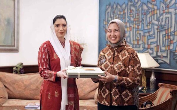 First Lady Receives Commemorative Souvenir from Indonesian Ambassador