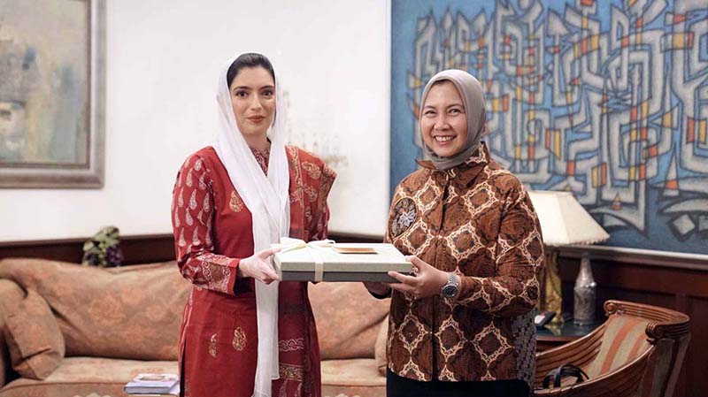 First Lady Receives Commemorative Souvenir from Indonesian Ambassador First Lady Receives Commemorative Souvenir from Indonesian Ambassador