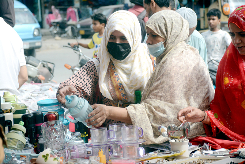 Women buy kitchen items from street vendors Women buy kitchen items from street vendors