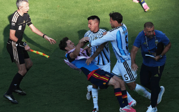 Argentina midfielder shoves Spain player in World Cup final brawl Argentina midfielder shoves Spain player in World Cup final brawl