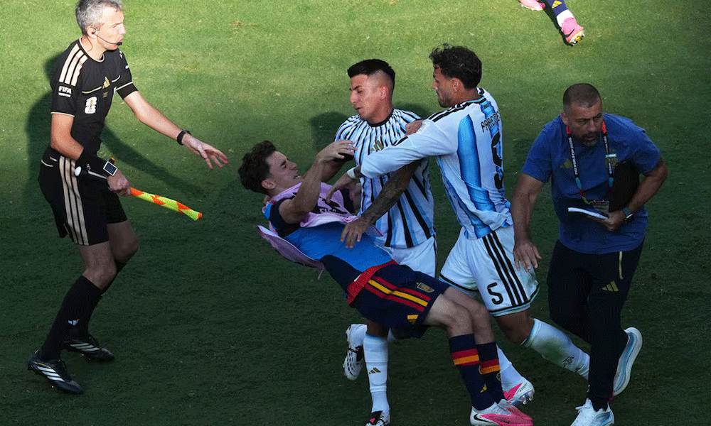 Argentina midfielder shoves Spain player in World Cup final brawl Argentina midfielder shoves Spain player in World Cup final brawl