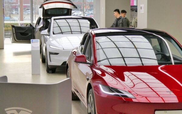 US electric vehicle market stabilizes post-tax credit expiry US electric vehicle market stabilizes post-tax credit expiry