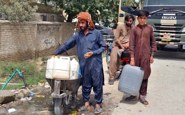 Residents of Sabzal Road transport water in handcarts Residents of Sabzal Road transport water in handcarts