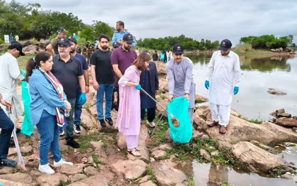 Over 200 Volunteers Clean Up Rawal Dam, Remove Two Tons of Waste Over 200 Volunteers Clean Up Rawal Dam, Remove Two Tons of Waste