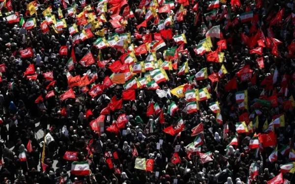 Crowds Mass in Mashhad for Khamenei’s Burial Amidst Calls for Revenge Crowds Mass in Mashhad for Khamenei’s Burial Amidst Calls for Revenge
