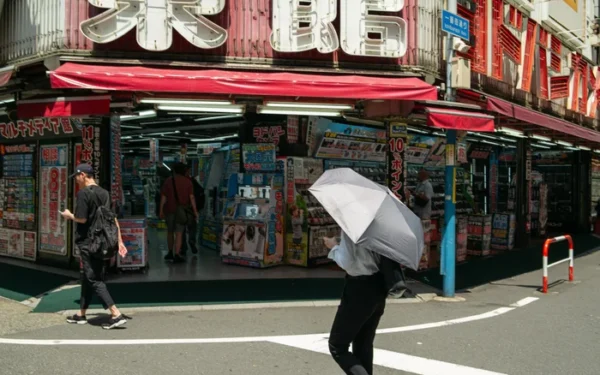 Japan Experiences First ‘Cruelly Hot Day’ as Temperatures Soar Japan Experiences First ‘Cruelly Hot Day’ as Temperatures Soar