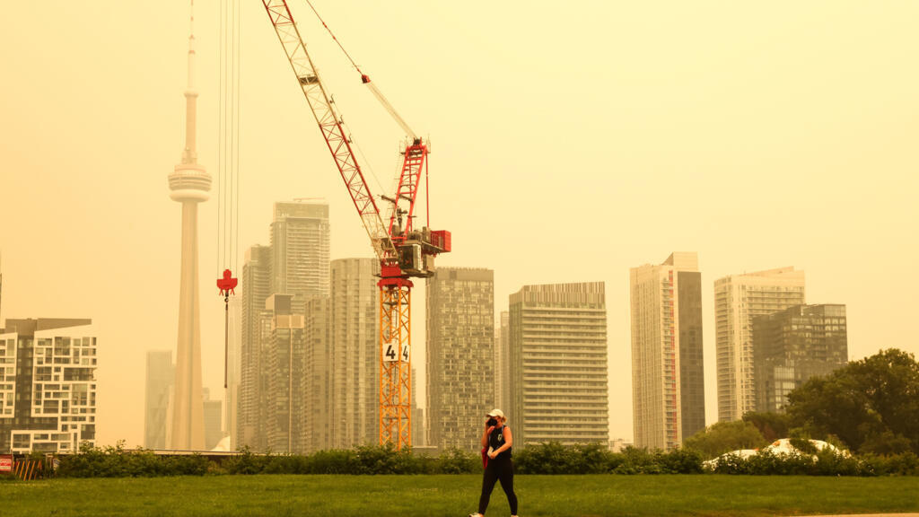 Canadian wildfire smoke degrades Toronto air quality