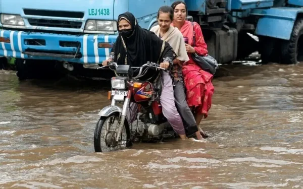 Heavy rainfall hits Punjab cities, 17 die in rain-related incidents Heavy rainfall hits Punjab cities, 17 die in rain-related incidents