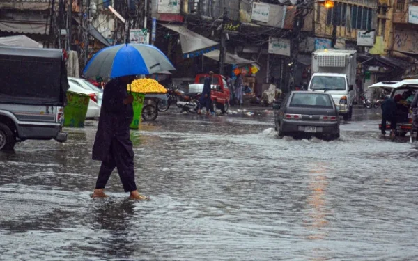 Karachi expected to face cloudy and humid conditions with light showers