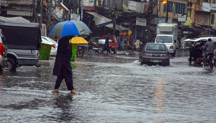 Karachi expected to face cloudy and humid conditions with light showers