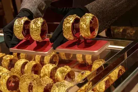 Gold prices rise in Pakistan as international rates climb Gold prices rise in Pakistan as international rates climb