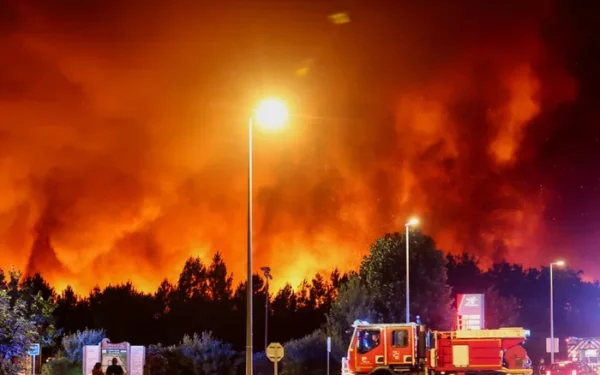 Exhausted firefighters battle France’s ‘megafire’ Exhausted firefighters battle France’s ‘megafire’