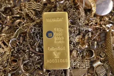 Gold prices fall in Pakistan as international market declines