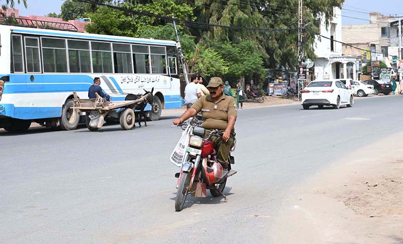 Policeman rides motorcycle without helmet near DPO office