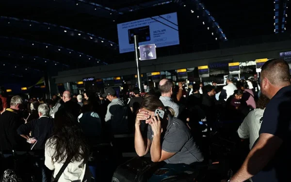 Air traffic control glitch causes chaos at Heathrow